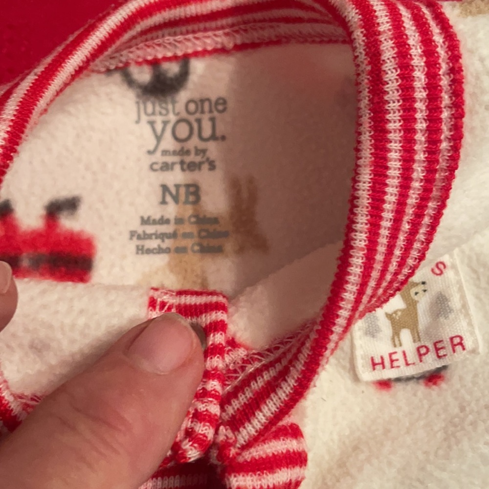 Carter’s newborn onesie for Xmas. Santa feet - Picture 3 of 5